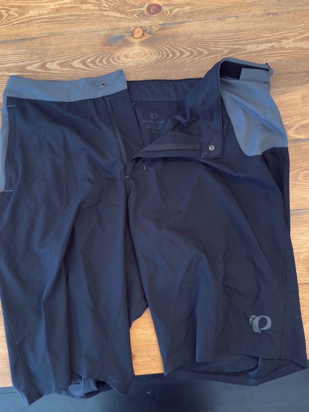 Pearl Izumi Black Athletic Cycling Shorts with Gray Waistband